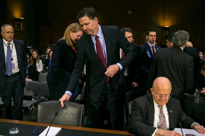 Giám đốc FBI James Comey (đứng, giữa) tại một phiên điều trần trước Ủy ban Tình báo Thượng viện hồi tháng 1. Ảnh: NEW YORK TIMES