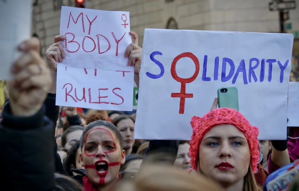 Phụ nữ tuần hành gần cao ốc Trump Tower ở New York (Mỹ) ngày 8-3. Ảnh: AP