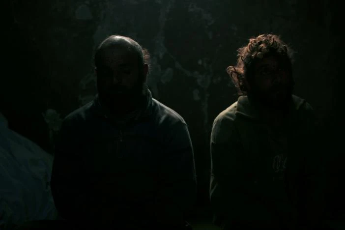 Tù nhân được cho là phần tử IS bị bắt tại phía bắc Raqqa (Syria). Ảnh: REUTERS