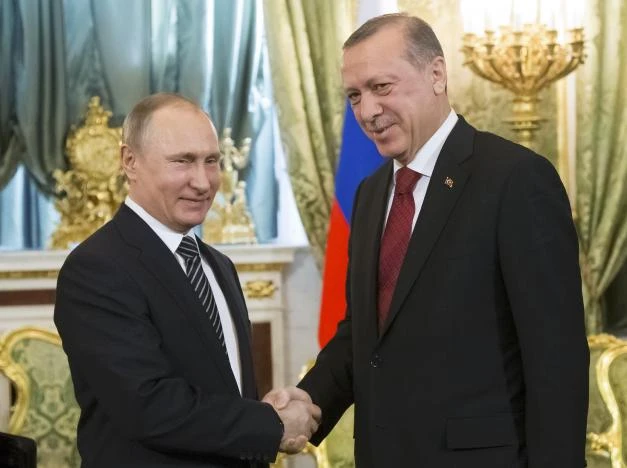 Tổng thống Nga Vladimir Putin (trái) và Tổng thống Thổ Nhĩ Kỳ Tayyip Erdogan trong cuộc gặp ở Moscow (Nga) ngày 10-3. Ảnh: REUTERS
