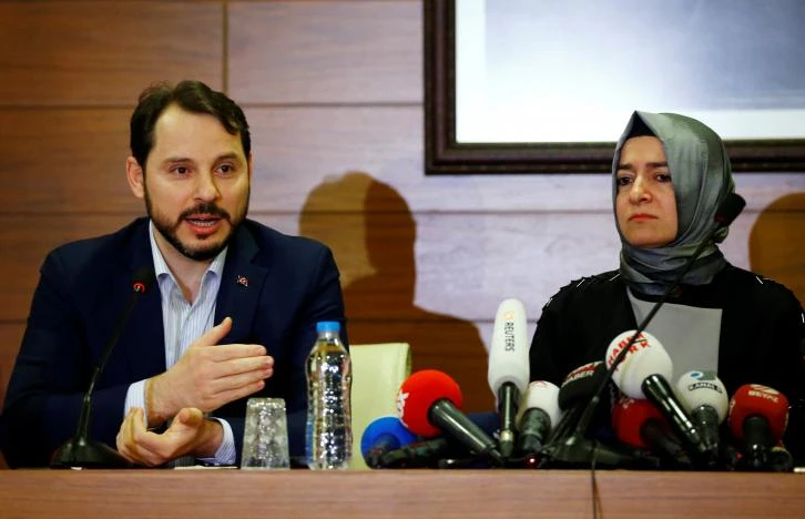 Bộ trưởng Năng lượng Berat Albayrak và Bộ trưởng Gia đình và các vấn đề xã hội Fatma Betul Sayan Kaya của Thổ Nhĩ Kỳ họp báo tại sân bay quốc tế Ataturk ở Istanbul (Thổ Nhĩ Kỳ) ngày 12-3. Ảnh: REUTERS