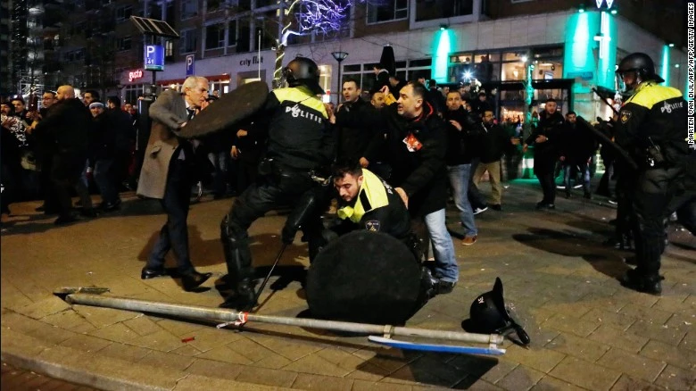 Người Thổ ủng hộ ông Erdogan biểu tình và xung đột với cảnh sát trước lãnh sự quán Thổ ở Rotterdam (Hà Lan) tối 11-3. Ảnh: CNN