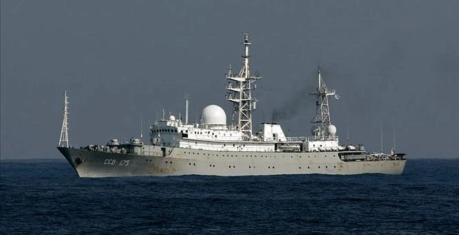 Tàu do thám Viktor Leonov của Nga. Ảnh: TOWHALL