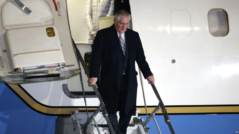 Ngoại trưởng Mỹ Rex Tillerson đến sân bay quốc tế Haneda ở Tokyo (Nhật) tối 15-3. Ảnh: AP