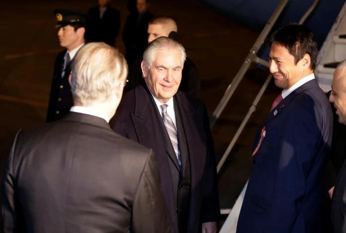 Ngoại trưởng Mỹ Rex Tillerson (giữa) được phía Nhật tiếp đón tại sân bay quốc tế Haneda ở Tokyo (Nhật) tối 15-3. Ảnh: AP