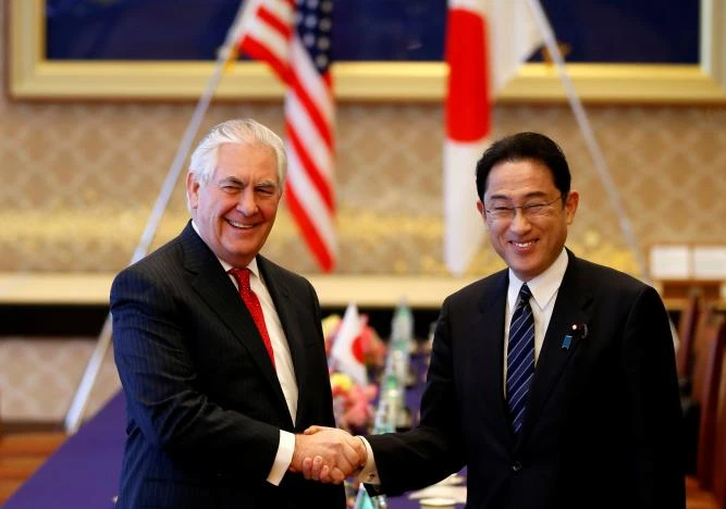Ngoại trưởng Mỹ Rex Tillerson (trái) và Ngoại trưởng Nhật Fumio Kishida gặp nhau tại Nhật ngày 16-3. Ảnh: REUTERS