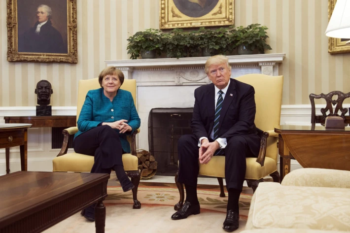 Tổng thống Trump đã từ chối bắt tay Thủ tướng Merkel tại cuộc gặp ở Nhà Trắng (Mỹ) ngày 17-3. Ảnh: GETTY IMAGES