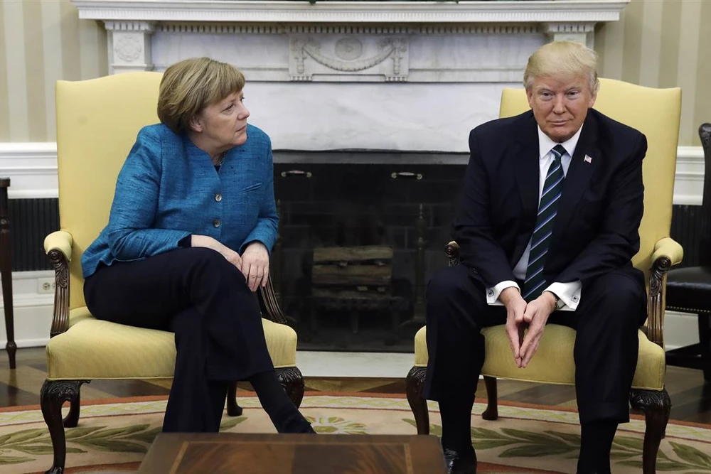 Thủ tướng Merkel đề nghị Tổng thống Trump bắt tay nhưng không được đáp lại. Ảnh: NBC NEWS