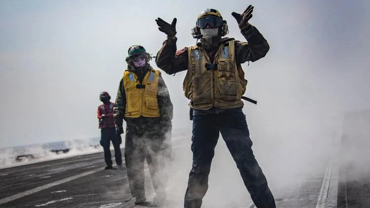 Binh sĩ tập trận trên tàu sân bay USS Carl Vinson của Mỹ tại vùng biển phía đông bán đảo Triều Tiên ngày 12-3, một phần của cuộc tập trận chung Đại bàng non kéo dài từ đầu tháng 3 đến hết tháng 4. Ảnh: AFP