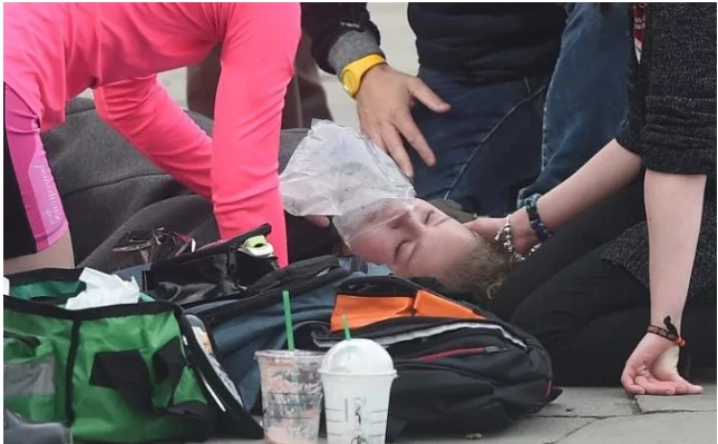 Người phụ nữ rơi xuống sông Thames được vớt lên cấp cứu kịp thời. Ảnh: REUTERS