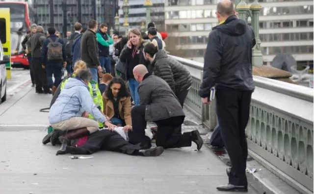 Nạn nhân nằm trên cầu Westminster. Ảnh: REUTERS