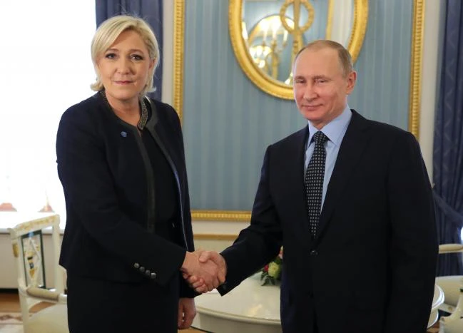 Bà Le Pen và Tổng thống Putin. Ảnh: REUTERS