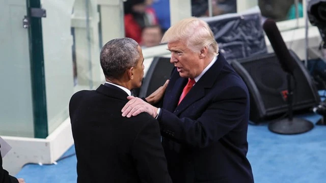 Cựu Tổng thống Obama (trái) muốn Tổng thống Trump (phải) duy trì thực hiện Obamacare. Ảnh: THE HILL