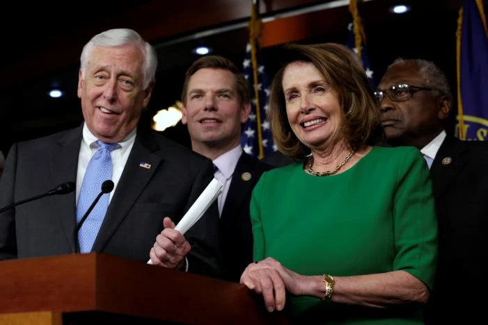 Lãnh đạo phe thiểu số Dân chủ Nancy Pelosi (phải) và các thành viên Dân chủ họp báo trong phấn khởi sau khi dự luật bảo hiểm y tế thay thế Obamacare bị Hạ viện hủy bỏ phiếu, ngày 24-3. Ảnh: REUTERS