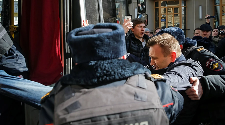Nhân vật đối lập Alexey Navalny bị bắt tại thủ đô Moscow (Nga) ngày 26-3. Ảnh: REUTERS