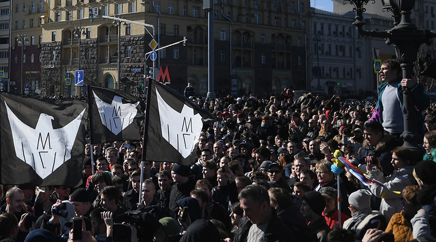 Hàng ngàn người biểu tình tại thủ đô Moscow (Nga) ngày 26-3. Ảnh: SPUTNIK