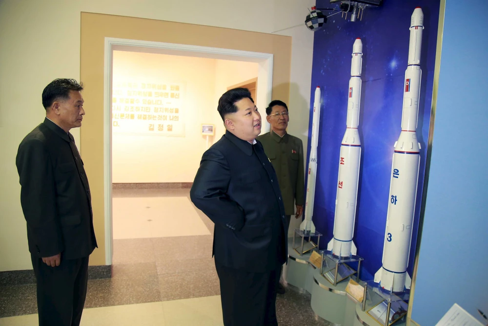 Lãnh đạo Triều Tiên Kim Jong-un (phải) thị sát Trung tâm Chỉ huy và Kiểm soát Phát triển Không gian vệ tinh quốc gia. Ảnh: KCNA công bố ngày 3-5-2015.