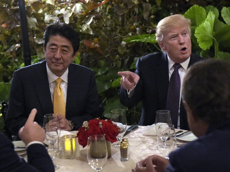 Tổng thống Mỹ Trump (phải) và Thủ tướng Nhật Abe tại khu nghỉ mát Mar-a-Lago tháng trước. Ảnh: AP