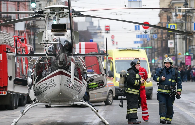 Xe và trực thăng cấp cứu ngoài nhà ga Sennaya Ploshchad. Ảnh: GETTY IMAGES