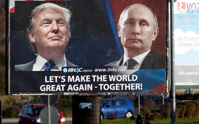 Hình ảnh Tổng thống Mỹ Trump (trái) bên cạnh Tổng thống Nga Putin trên đường phố Nga. Ảnh: SPUTNIK