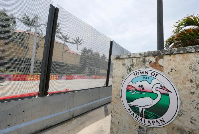 Hàng rào an ninh mới được dựng lên dọc khu nghỉ mát Eau Palm Beach Resort and Spa, chuẩn bị đón Chủ tịch Tập. Ảnh: REUTERS