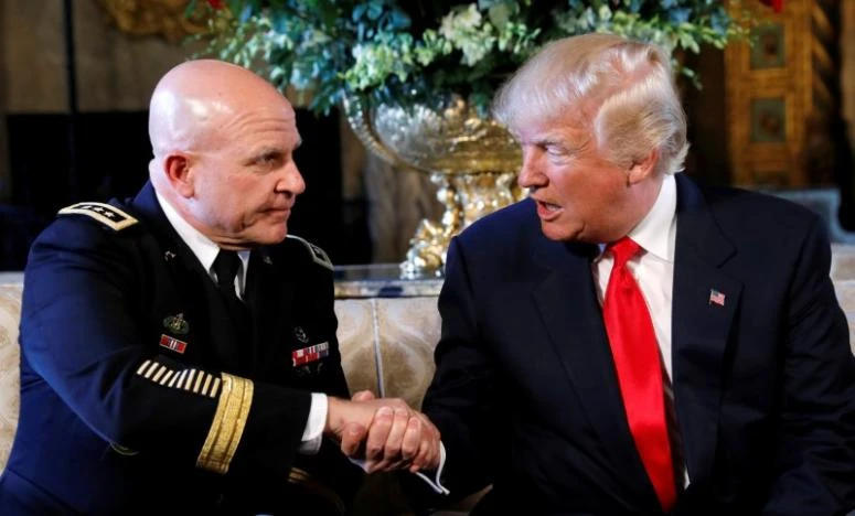 Tổng thống Mỹ Trump (phải) trong buổi tuyên bố bổ nhiệm Tướng H.R. McMaster làm Cố vấn An ninh Quốc gia Mỹ tại khu nghỉ mát Mar-a-Lago ngày 20-2. Ảnh: REUTERS
