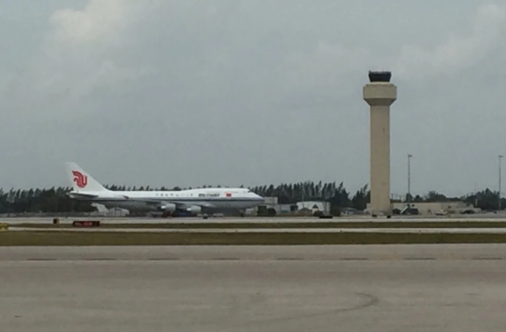 Chiếc Boeing 747-400 chở Chủ tịch Tập từ Trung Quốc sang Mỹ đậu ở sân bay quốc tế Palm Beach (Florida) ngày 6-4. Ảnh: TWITTER