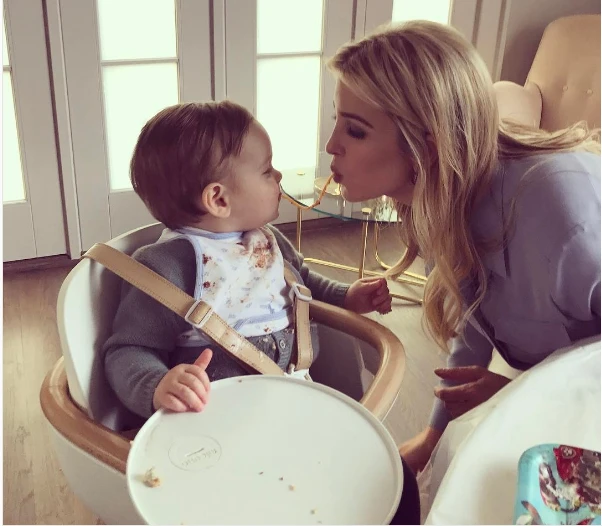 Cô Ivanka và con trai ăn mì mừng sinh nhật con – một truyền thống của Trung Quốc. Ảnh: TWITTER