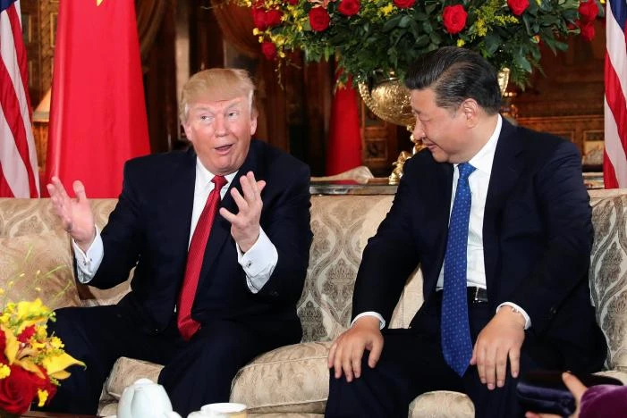 Biểu hiện của Tổng thống Trump (trái) trong lúc nói chuyện với Chủ tịch Tập tại khu nghỉ mát Mar-a-Lago (Florida, Mỹ) ngày 6-4. Ảnh: REUTERS