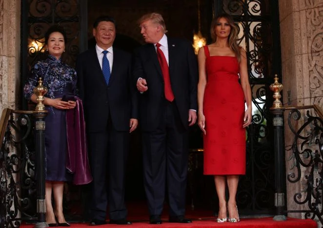 Vợ chồng Tổng thống Trump đónvợ chồng Chủ tịch Tập tại khu nghỉ mát Mar-a-Lago (Florida, Mỹ) ngày 6-4. Ảnh: REUTERS
