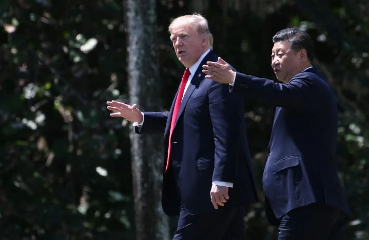 Hai ông Trump (trái) và Tập đi dạo trong khuôn viên khu nghỉ mát Mar-a-Lago, Florida (Mỹ) ngày 7-4. Ảnh: REUTERS