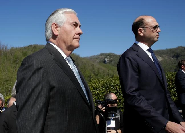 Ngoại trưởng Mỹ Rex Tillerson (trái) và Ngoại trưởng Ý Angelino Alfano tưởng niệm các nạn nhân bị Đức Quốc xã thảm sát năm 1944 ở Ý, ngày 10-4. Ảnh: REUTERS