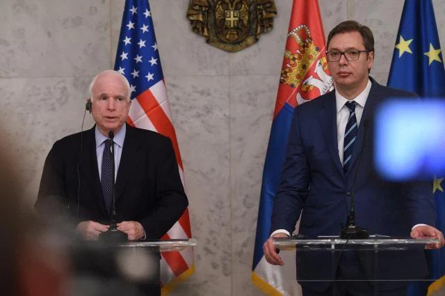 Nghị sĩ Mỹ John McCain (trái) họp báo cùng Thủ tướng, Tổng thống đắc cử Serbia Aleksandar Vucic ngày 10-4 tại Belgrade (Serbia). Ảnh: TANJUG