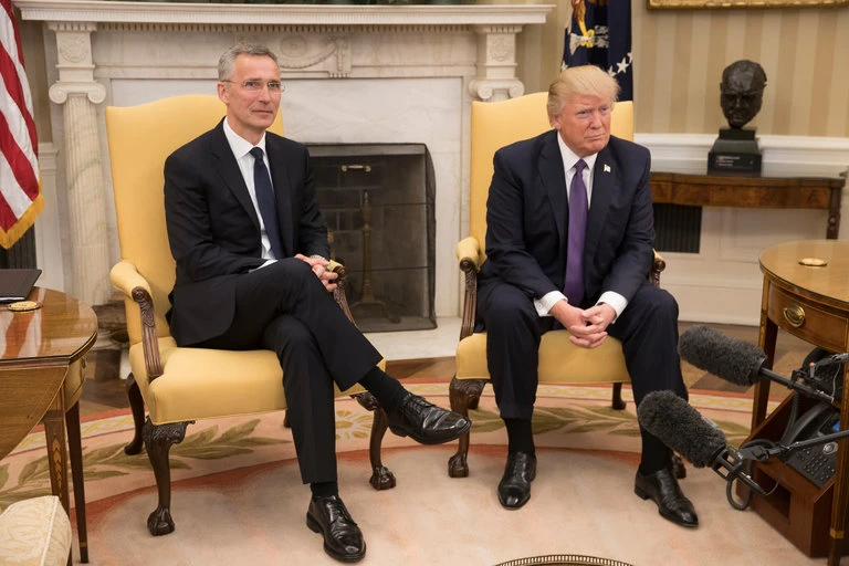 Tổng thống Mỹ Donald Trump (phải) và Tổng Thư ký NATO Jens Stoltenberg gặp nhau tại phòng Bầu dục ở Nhà Trắng ngày 12-4. Ảnh: CNN