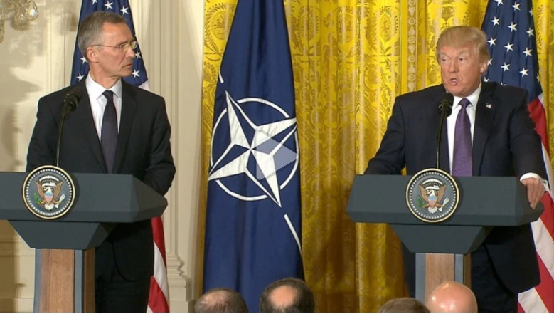 Tổng thống Mỹ Donald Trump (phải) và Tổng Thư ký NATO Jens Stoltenberg tại cuộc họp báo sau cuộc gặp ngày 12-4. Ảnh: CNN