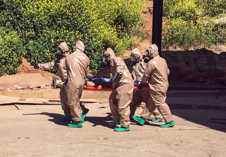 Một nạn nhân vụ đánh bom hóa học ở tỉnh Idlib (Syria) ngày 4-4 được đưa đi cấp cứu. Ảnh: AP