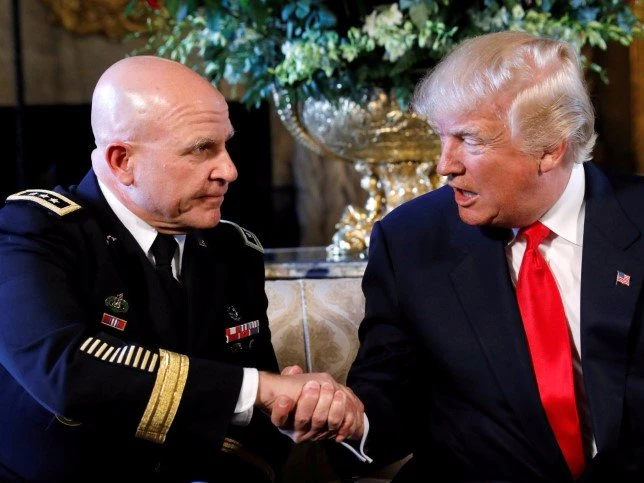 Tướng H.R. McMaster (trái) và Tổng thống Mỹ Donald Trump tại khu nghỉ mát Mar-a-Lago, Florida (Mỹ). Ảnh: AP