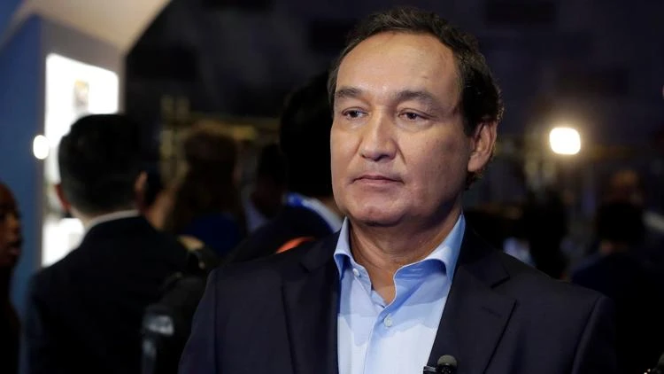 Tổng Giám đốc Oscar Munoz của hãng bay United Airlines có nguy cơ mất nửa triệu đô tiền thưởng vì vụ kéo lê khách khỏi máy bay. Ảnh: AP