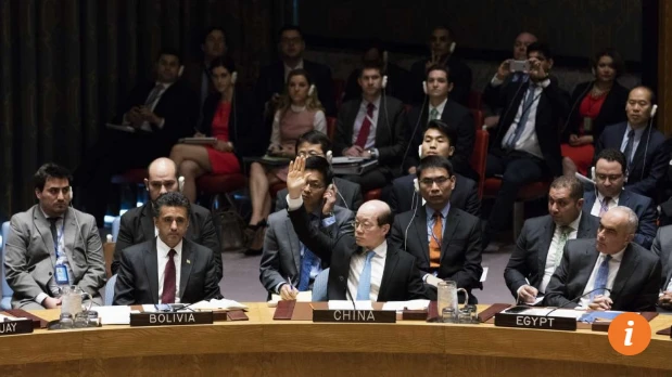 Đại sứ Trung Quốc tại LHQ Lưu Kết Nhất trong một phiên bỏ phiếu tại HĐBA LHQ. Ảnh: REUTERS