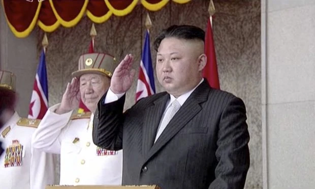Ông Kim Jong-un (phải) tham dự lễ diễu binh. Ảnh: AP