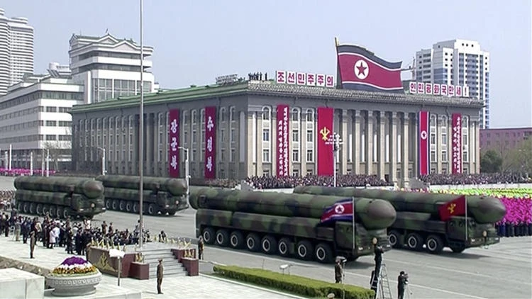 Triều Tiên đưa tên lửa vào lễ diễu binh. Ảnh: AP