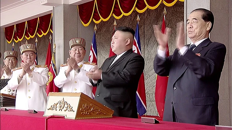 Ông Kim Jong-un (thừ hai từ phải sang) xem diễu binh từ trên khán đài. Ảnh: AP