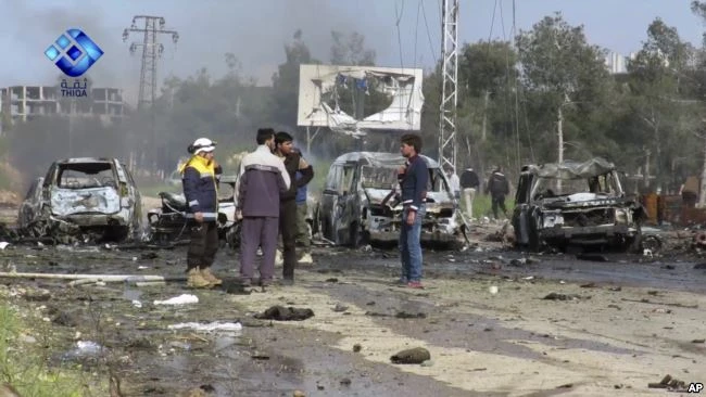 Cảnh tang thương trong vụ đánh bom ngoài Aleppo ngày 15-4 làm 126 người chết. Ảnh: AP