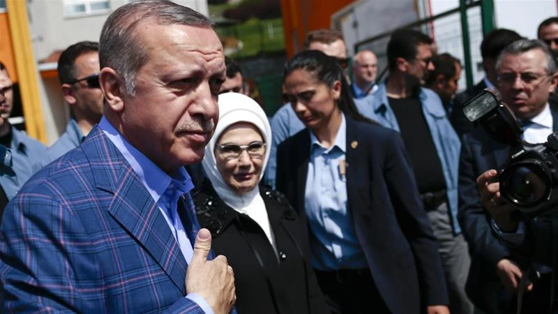 Tổng thống Erdogan và vợ sau khi bỏ phiếu tại thủ đô Ankara (Thổ Nhĩ Kỳ) ngày 16-4. Ảnh: REUTERS