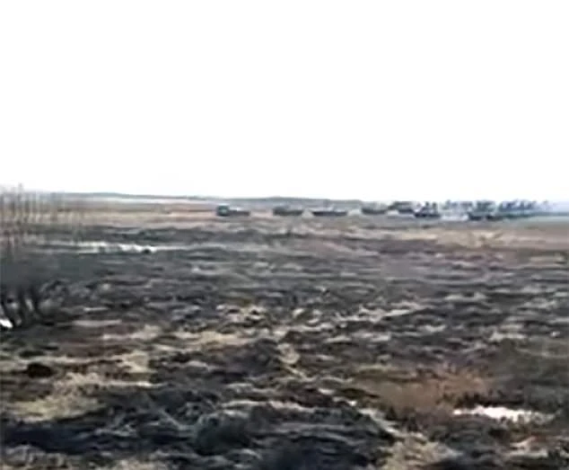 Đoàn xe quân sự Nga di chuyển về biên giới Triều Tiên. Ảnh: DAILY MAIL