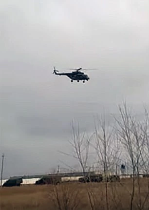 Trực thăng và xe quân sự Nga di chuyển về biên giới Triều Tiên. Ảnh: DAILY MAIL