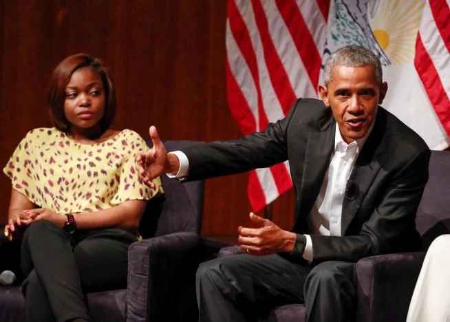 Ông Obama không hề đề cập đến người kế nhiệm Donald Trump khi tham dự một hội nghị với những người trẻ tại đại học Chicago, bang Illinois (Mỹ) ngày 24-4. Ảnh: REUTERS