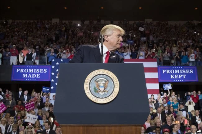 Điều cử tri Mỹ chờ đợi ở ông Trump là phát triển kinh tế và đời sống xã hội như đã hứa lúc tranh cử, chứ không phải đánh nhau với các nước. Ảnh: AP