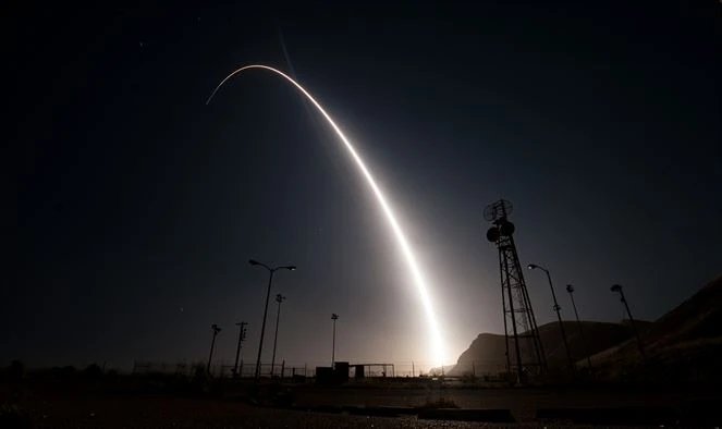 Tên lửa ICBM Minuteman III được phóng từ căn cứ không quân Vandenberg (California, Mỹ) đầu ngày 26-4. Ảnh: US AIR FORCE
