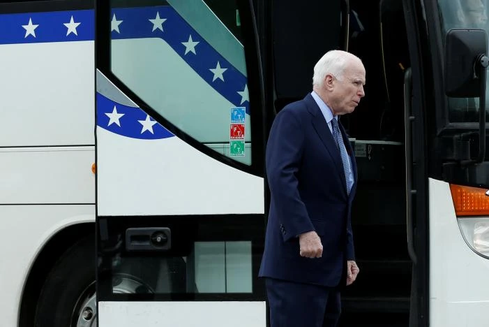 Nghị sĩ John McCain lên xe đi từ trụ sở Quốc hội đến Nhà Trắng để tham dự cuộc họp về Triều Tiên ngày 26-4. Ảnh: REUTERS